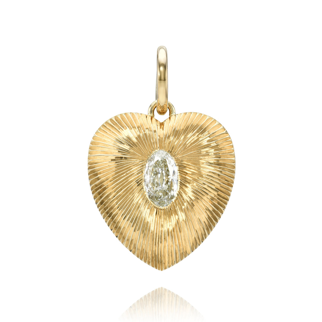 
Single Stone's Small valentina pendant  featuring 1.01ct L/VS2 GIA certified moval cut diamond set in a handcrafted 18K yellow gold heart-shaped pendant.
Price does not include chain.
