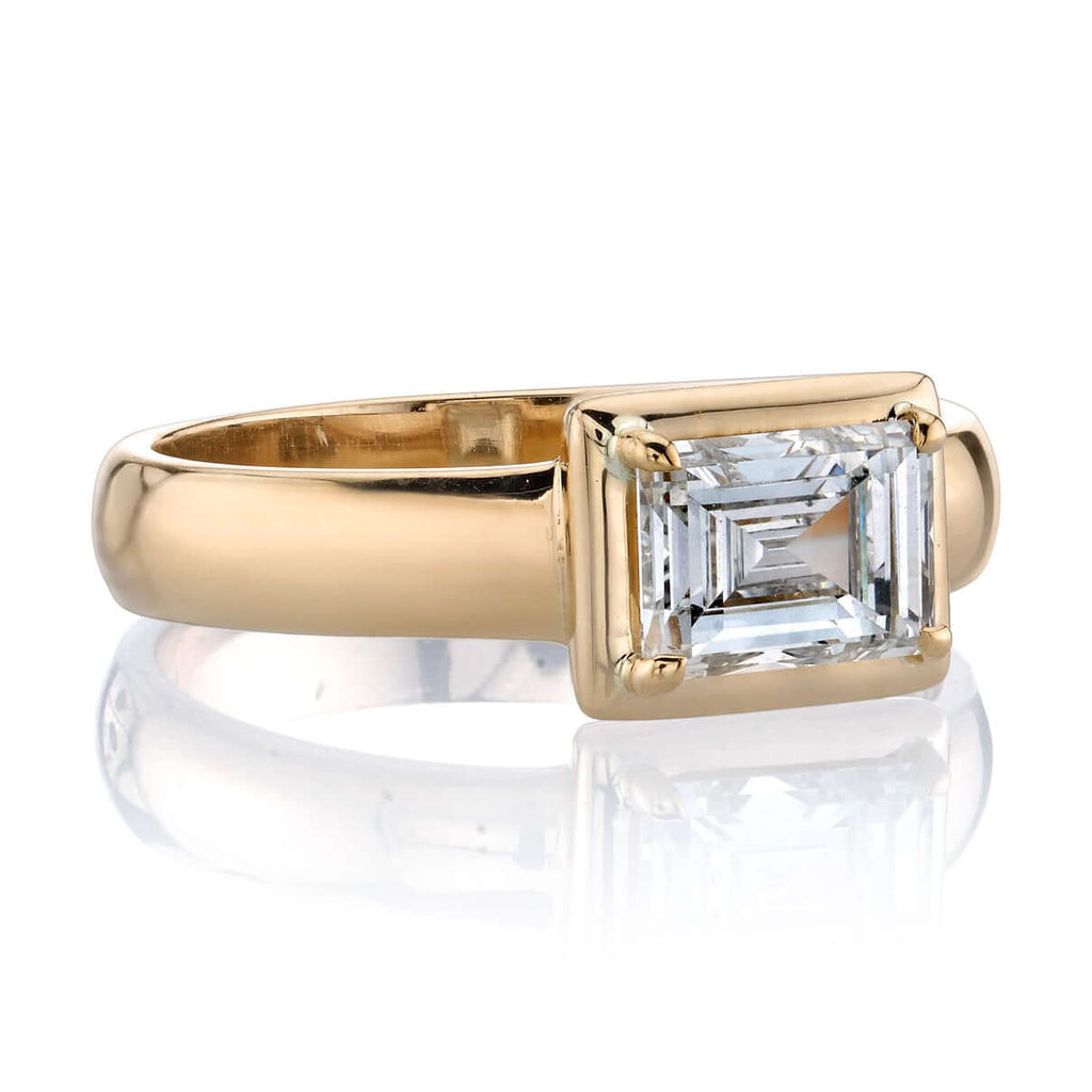 Single Stone's ZARA ring  featuring 1.08ct H/SI2 EGL certified carré cut diamond set in a handcrafted 18K yellow gold mounting.
