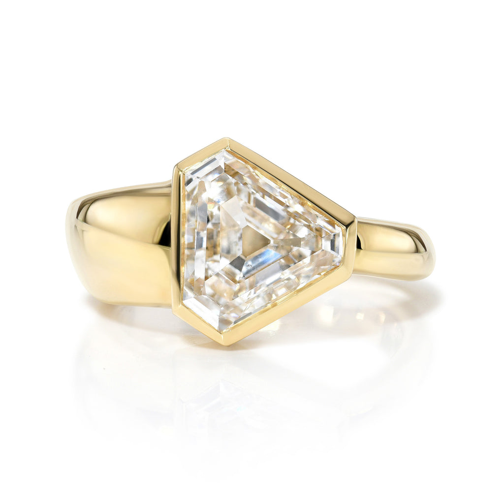 
Single Stone's Ezra ring  featuring 2.50ct F/SI1 GIA certified vintage Trapezoid cut diamond bezel set in a handcrafted 18K yellow gold mounting with a tapered shank.

