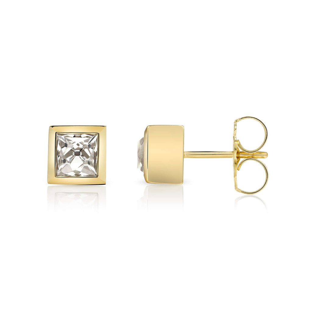 
Single Stone's Karina studs band  featuring 2.25ctw K/VS2 GIA certified French cut diamonds bezel set in handcrafted 18K yellow gold stud earrings.

