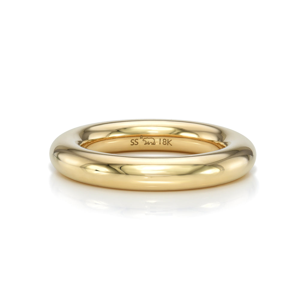 
Single Stone's Large leda band  featuring 4mm handcrafted 18K yellow gold high polish round band.
