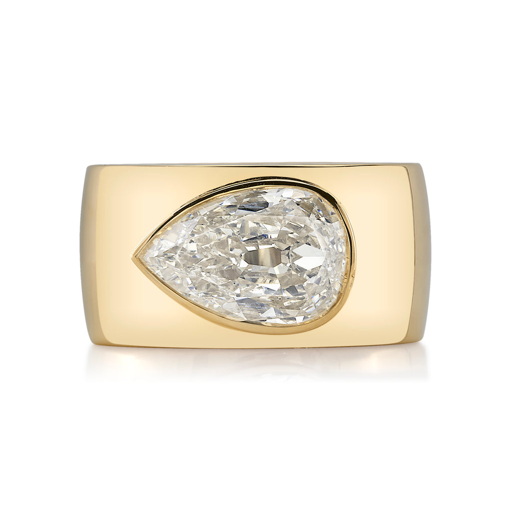
Single Stone's Misha ring  featuring 3.02ct L/VS1 GIA certified antique pear shaped diamond set in a handcrafted 18K yellow gold mounting.
 

