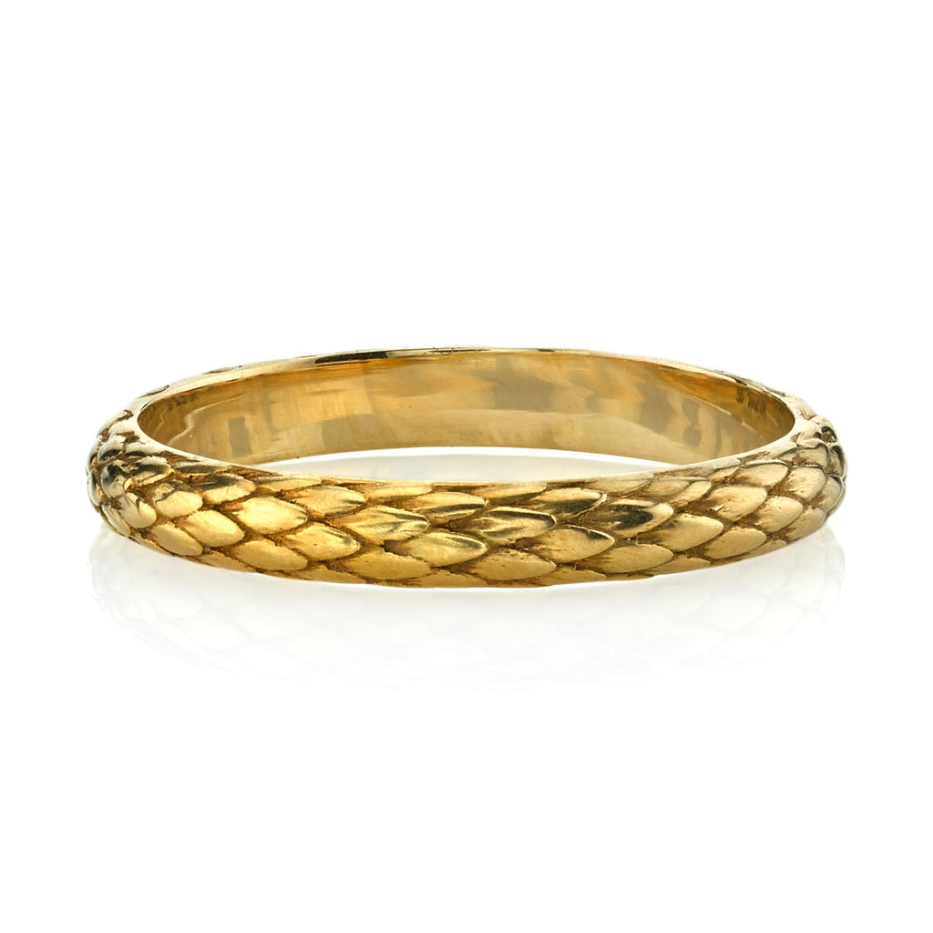 
Single Stone's Small eden band  featuring 2.5mm handcrafted 18K oxidized yellow gold ladies' snake scale pattern band. 
Please inquire for additional customization. 
