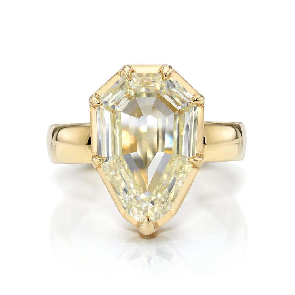 
Single Stone's Odette ring  featuring 5.19ct Y-Z/SI1 GIA certified modified pear step cut diamond prong set in a handcrafted 18K yellow gold mounting.
