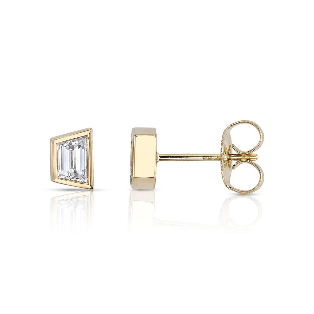 
Single Stone's Sloane studs earrings  featuring 0.98ctw F/VS1 trapezoid cut diamonds bezel set in handcrafted 18K yellow gold stud earrings.
