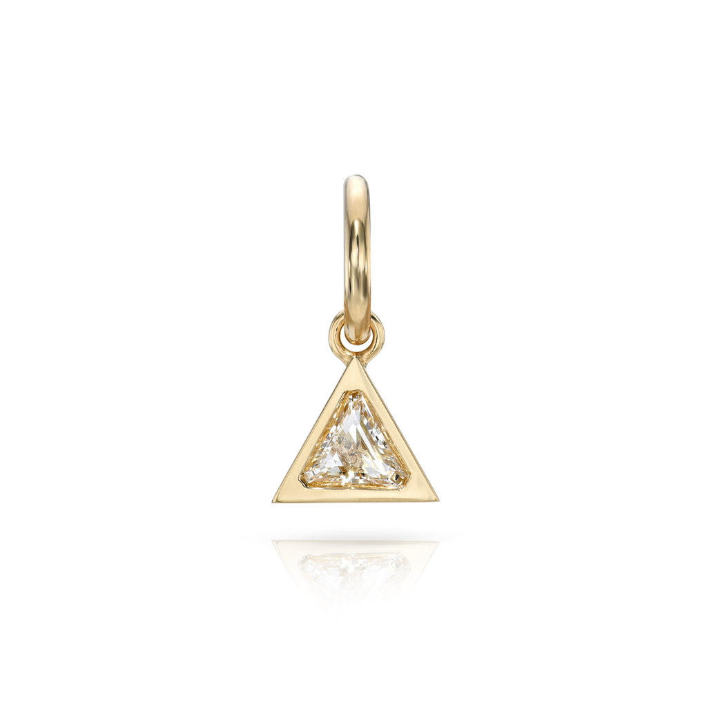 
Single Stone's Sloane pendant pendant  featuring 0.27ct D/SI1 GIA certified trillion corner cut diamond bezel set in a handcrafted 18K yellow gold pendant.
Price does not include chain.
