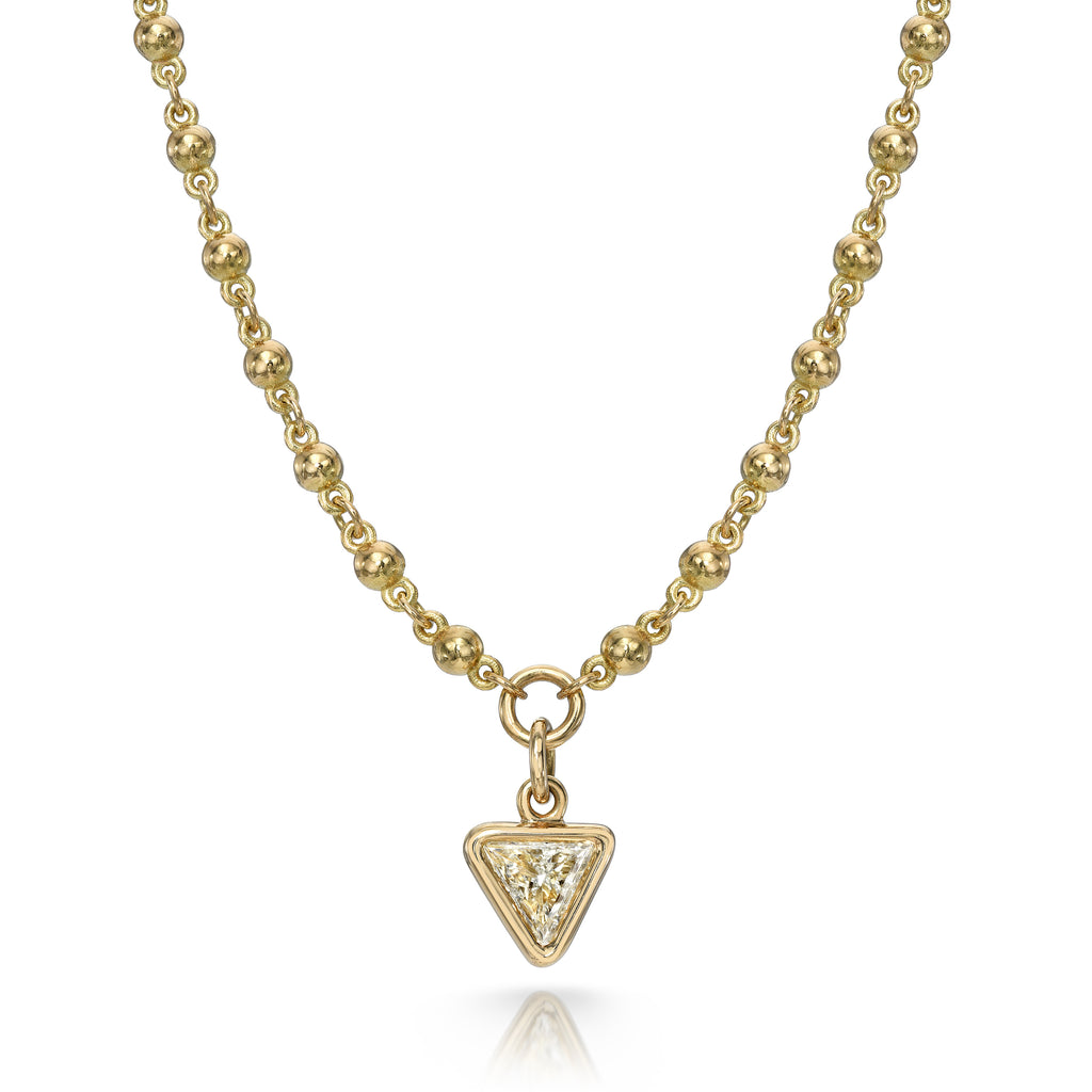 
Single Stone's Veda ring  featuring 1.05ct H/SI1 trillion cut diamond bezel set on a handcrafted 18K yellow gold pendant necklace.
Necklace measures 17".
 
